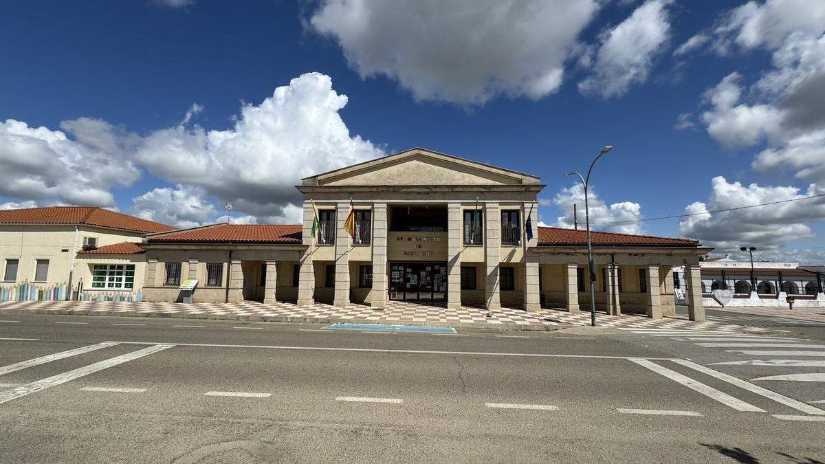 Travesía principal de Acehúche, donde se encuentra el ayuntamiento.