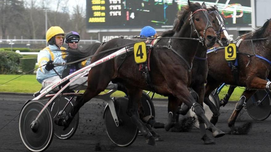 El campeón nacional Trébol, con Biel Pou, en una de sus actuaciones en París-Vincennes.