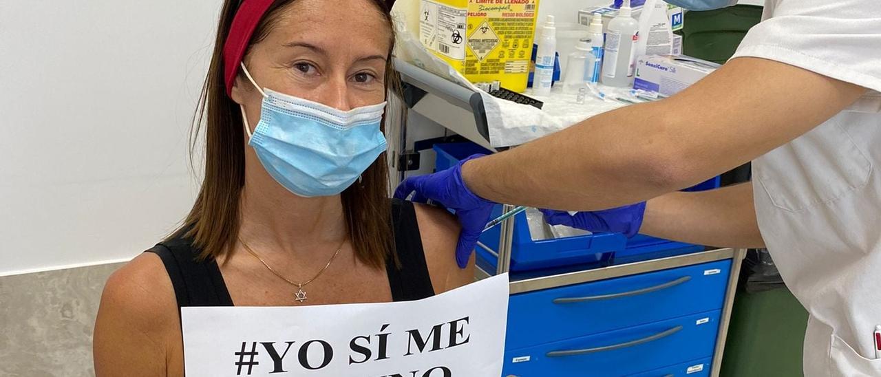 Una paciente se vacuna en el centro de salud de Costa Teguise, en Lanzarote.