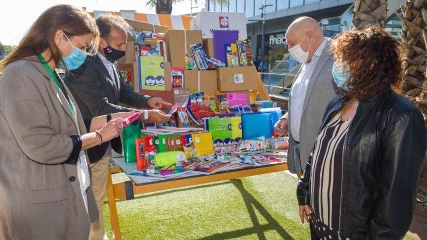 16 colegios de Zaragoza reciben material escolar donado por los vecinos