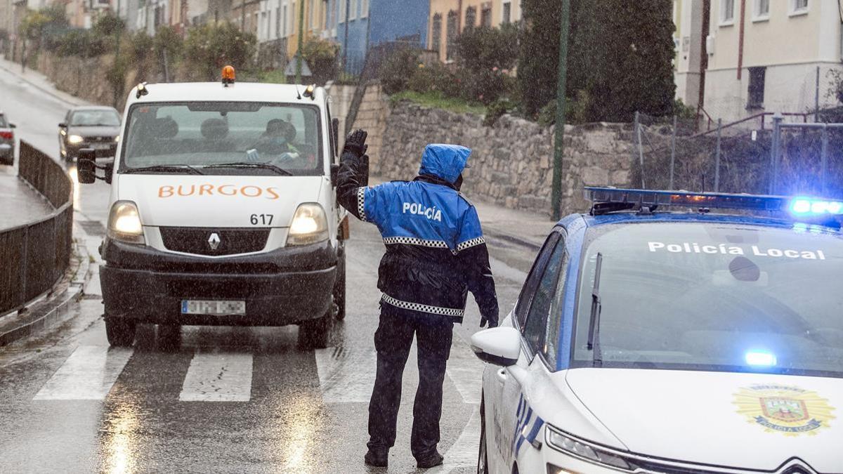 Un agente de la Policia Local realiza controles de movilidad en Burgos.