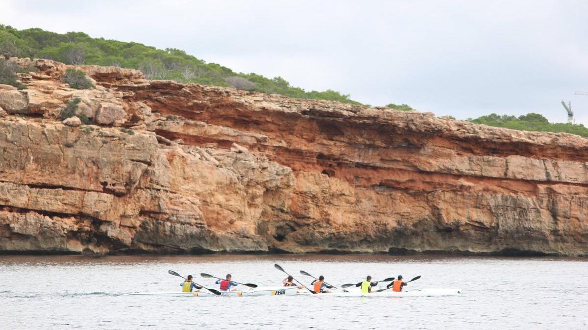 Una imagen de una prueba de kayak de mar en aguas de Sant Antoni de Portmany.