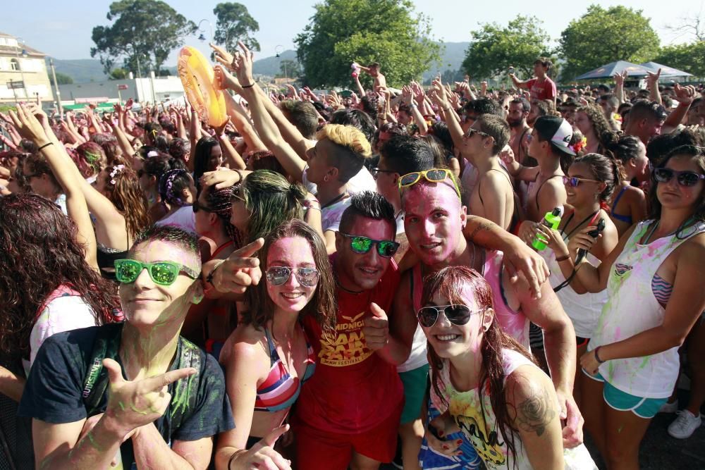 Más de 3.000 personas sufrieron los "cañonazos" de pintura líquida de todos los colores en la primera fiesta "Midnight Water Colour" de Galicia