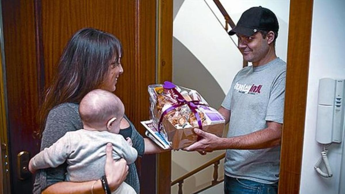Matías Buenos Días entrega una cesta de desayuno a una clienta