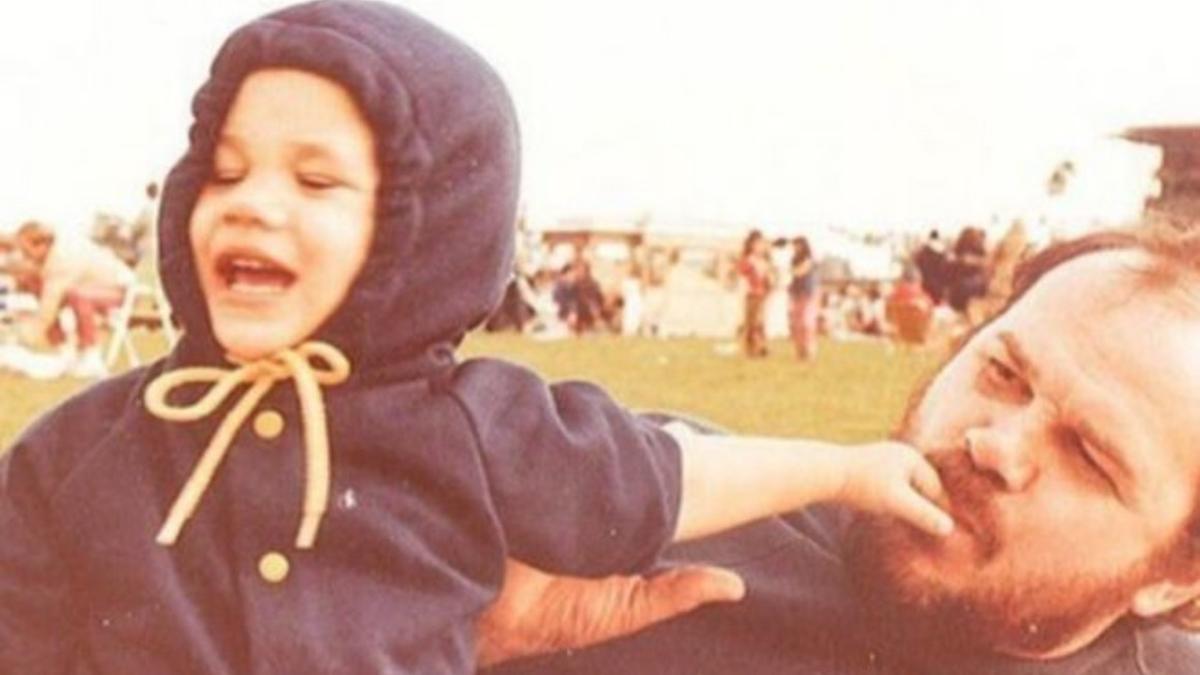 Meghan Markle, de niña, con su padre, Thomas Markle.