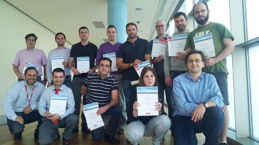 Asistentes al curso, con su diploma.