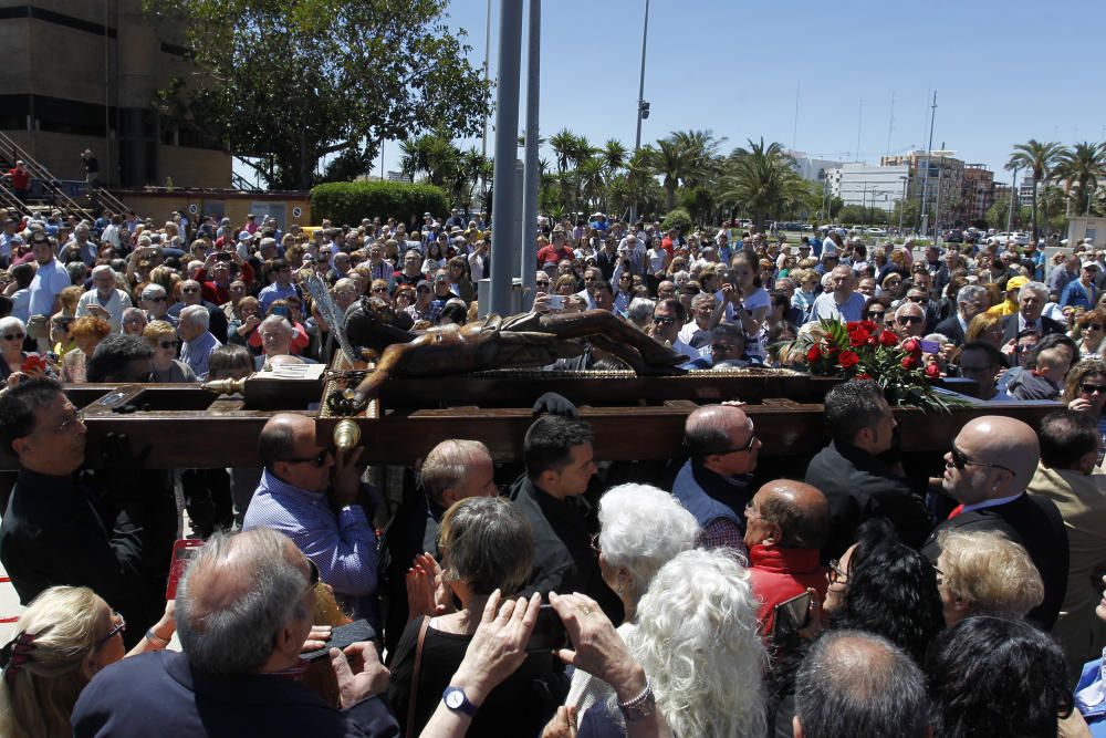 El Cristo del Grao recorre las calles de Poblats Marítims