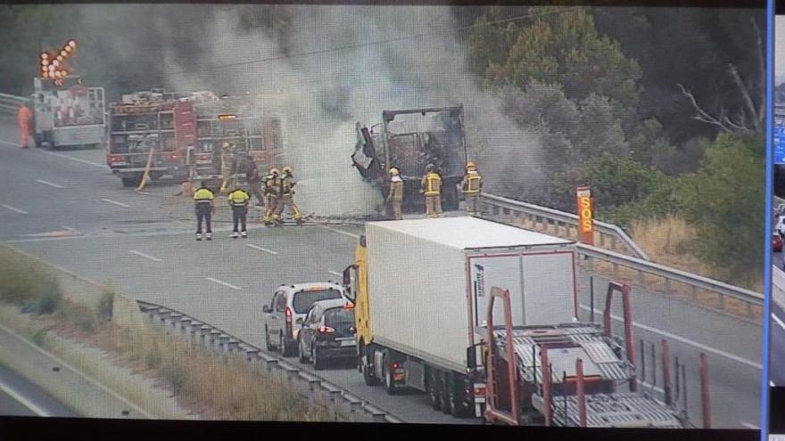 Treball d&#039;extinció de l&#039;incendi del camió que ha cremat