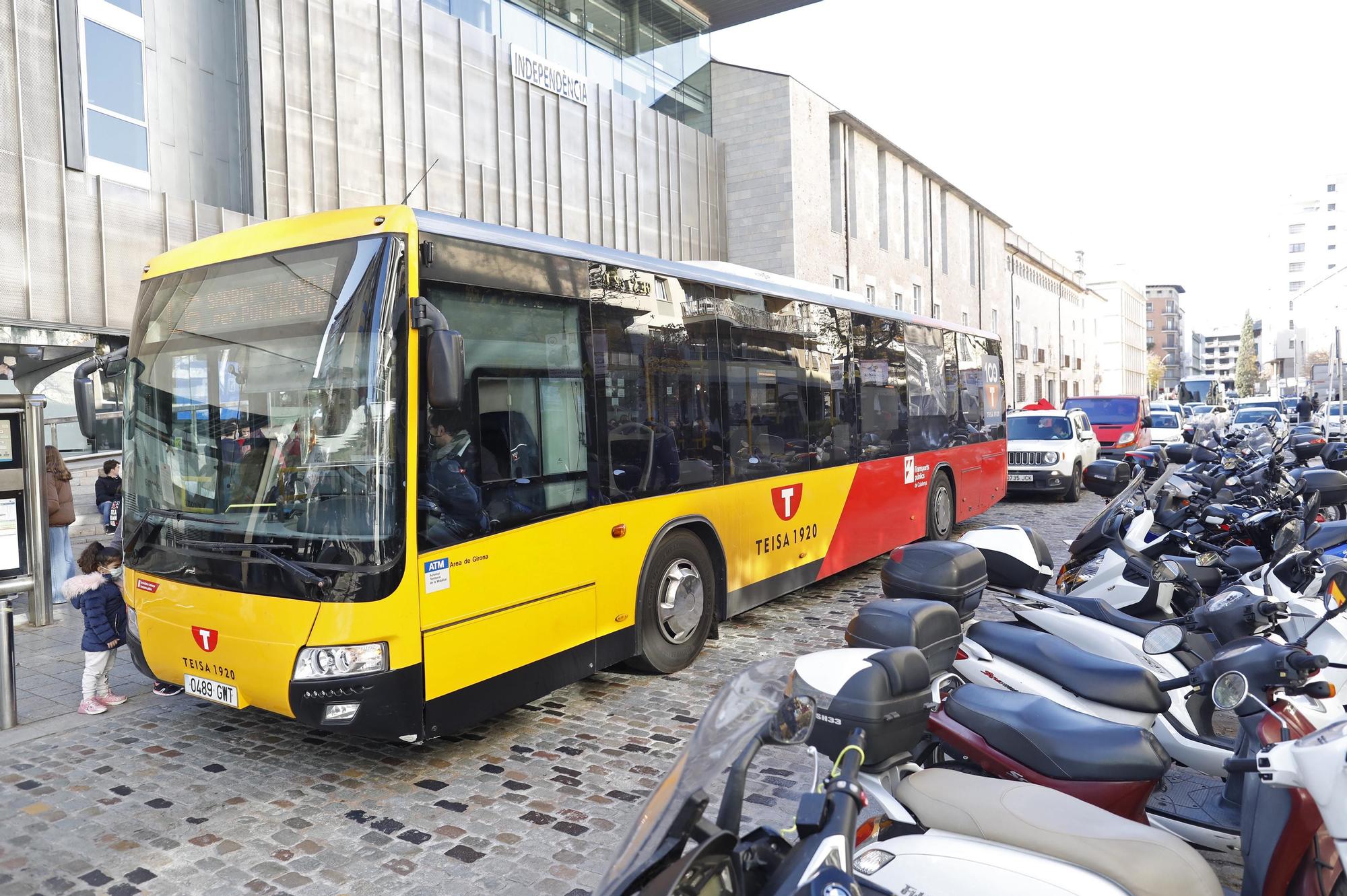 Girona converteix en «permanent» la prohibició de pagar en efectiu al bus urbà