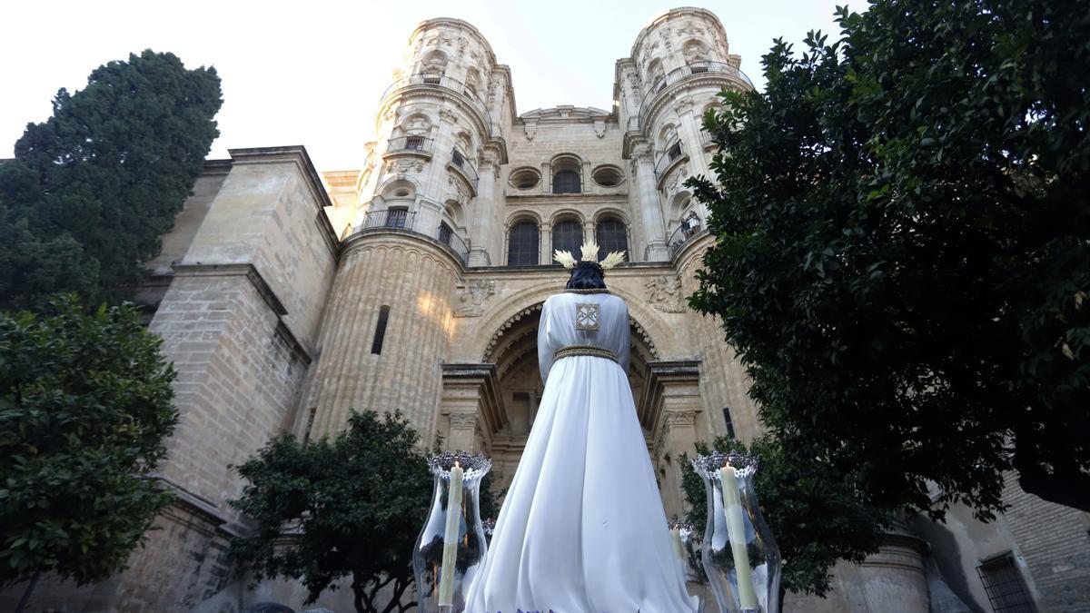 Madrugada de traslados para la veneración 'El Verbo Encarnado' en la Catedral