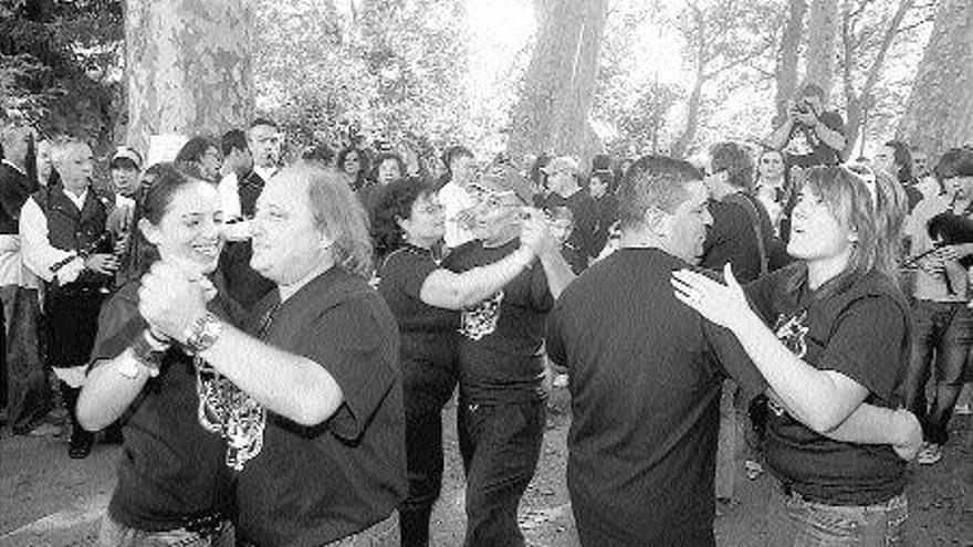 Nando Casal baila con una joven en el parque de Fonte Gaiteira. / IÑAKI ABELLA