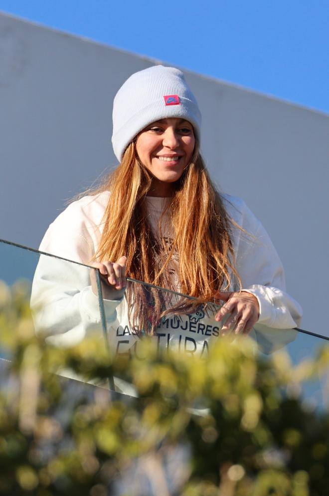 Shakira en el balcón de su casa con sudadera con mensaje para Piqué