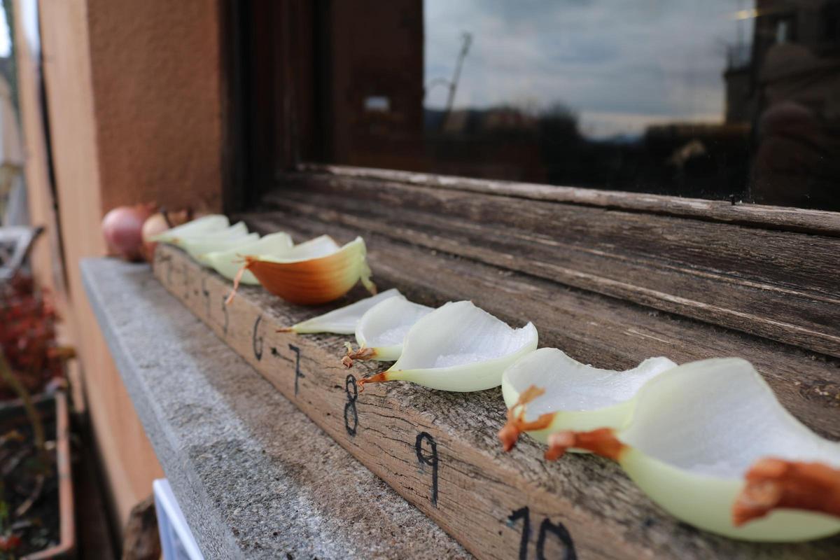 La prova de la ceba d'en Pauet preparada a la finestra del seu bar a Santa Pau.