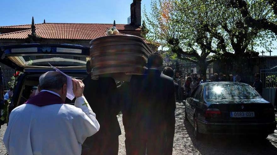 El funeral se celebró ayer en Sobradelo. En el recuadro, Alfonso Lorenzo en mayo de 2013.  // Iñaki Abella