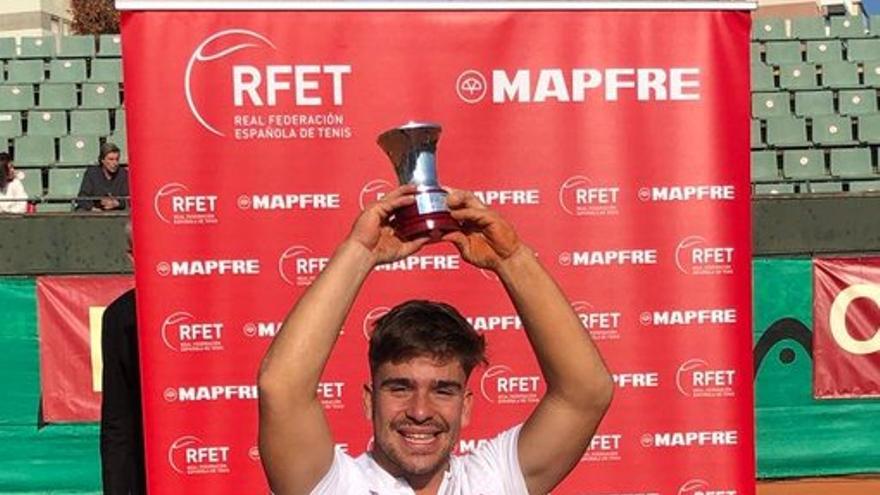 Martín de la Puente, con el trofeo.