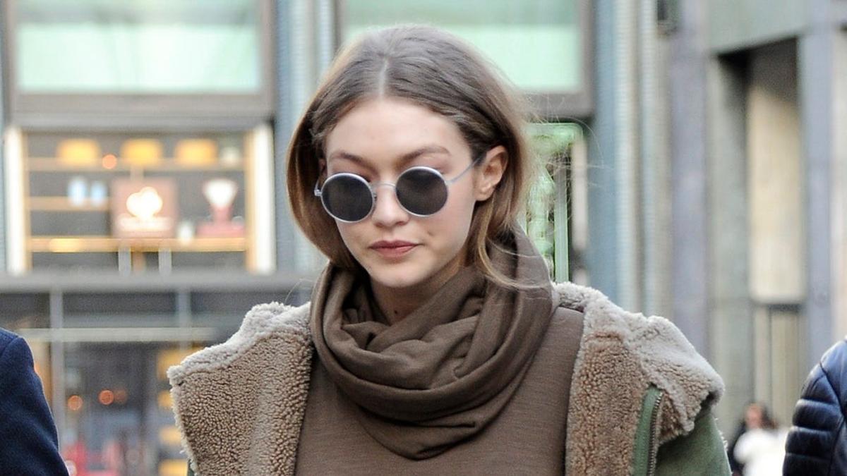 Gigi Hadid apuesta por los vaqueros bajos y el body alto