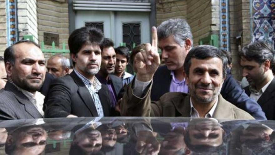 Ahmadineyad acude a las urnas