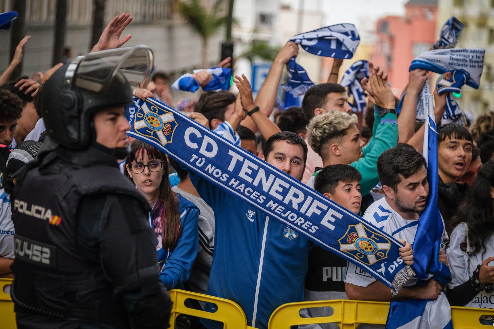 Ambiente e incidentes de la afición de la UD Las Palmas antes de llegar al Heliodoro