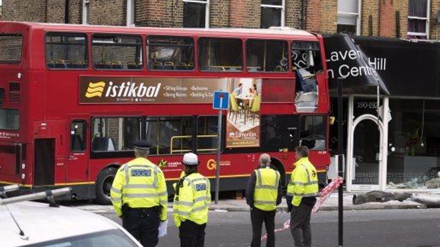 Un autobús xoca contra una botiga a Londres