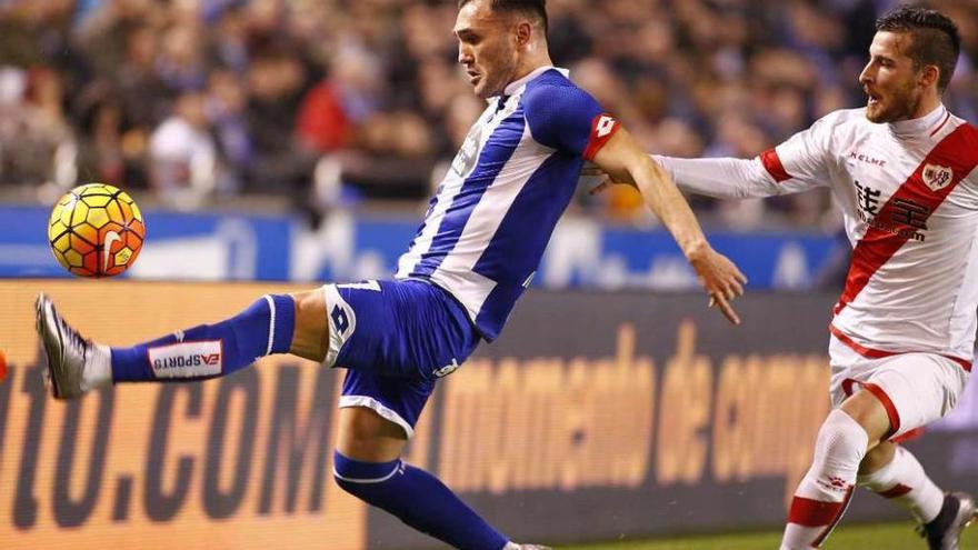 Lucas trata de controlar el balón, presionaado por un defensa del Rayo.