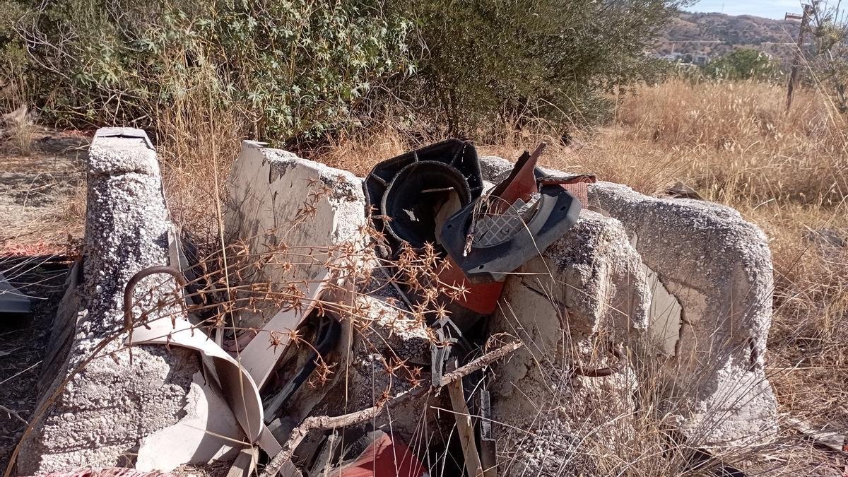 Algunos de los topes de las obras de la hiperronda, abandonados en el parque periurbano de la Virreina y denunciados en 2010. La foto está tomada esta semana.