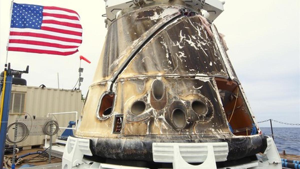 La cápsula espacial 'Dragon', en el barco que la recogió en el Pacífico