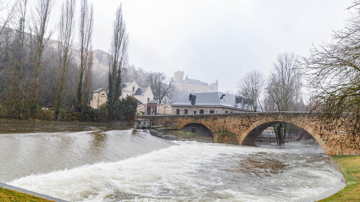 Crecida del río Eresma a su paso por Segovia.