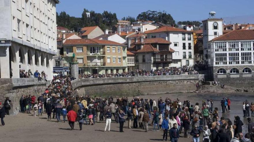 Ambiente en la playa de La Ribera, el pasado domingo, con motivo de la procesión de la Venia.