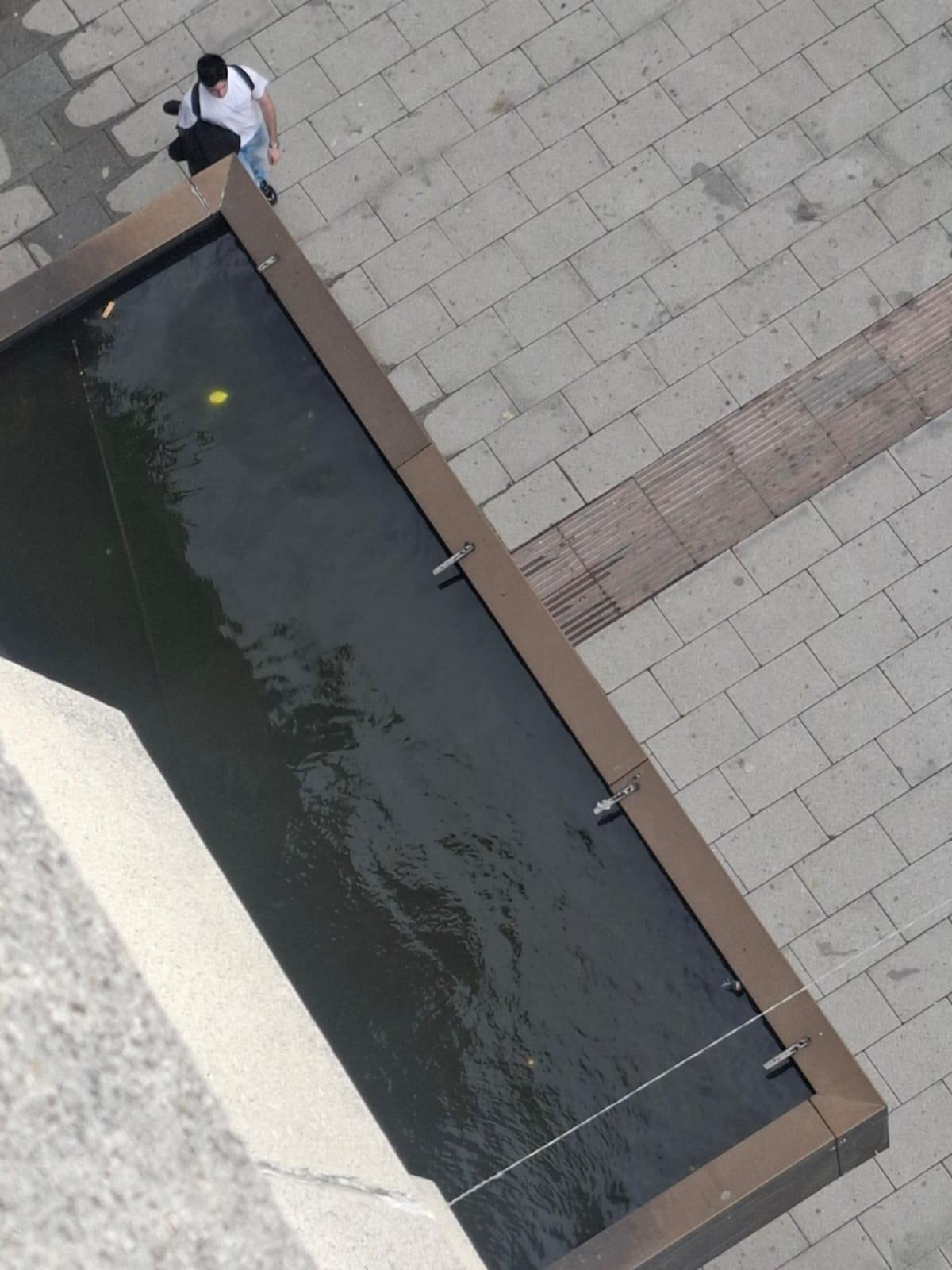 Cae parte de la estructura de un edificio abandonado junto a Porta do Sol