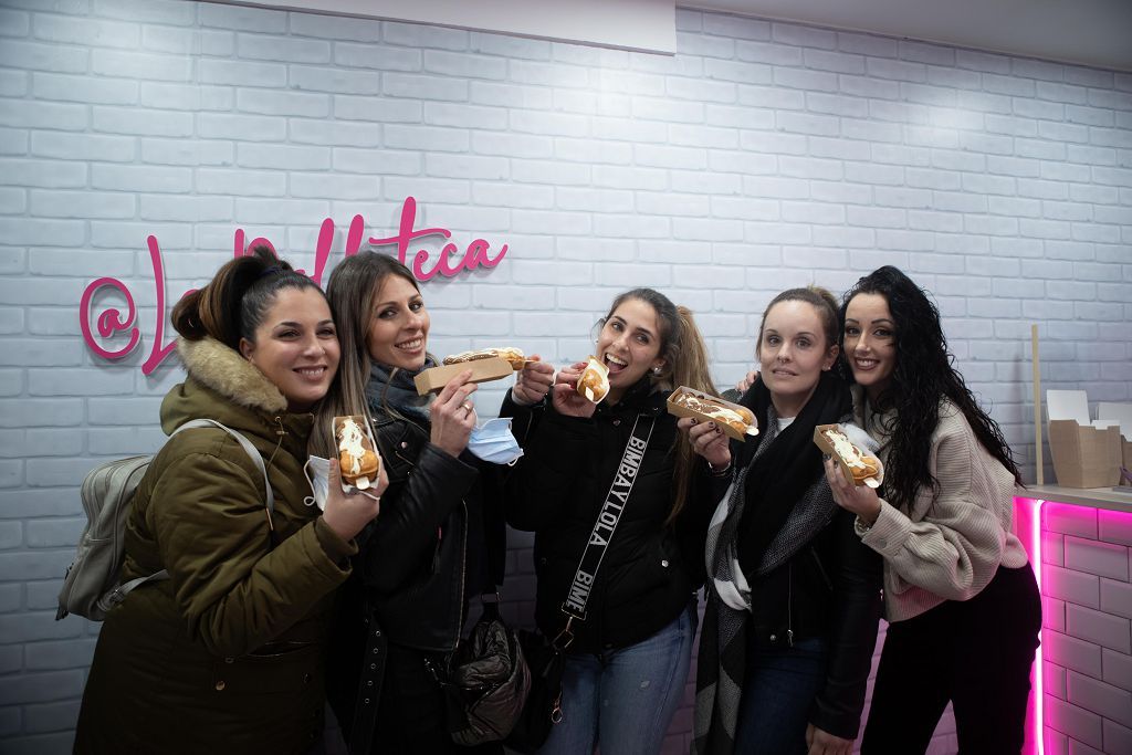 Largas colas en la inauguración de La Polloteca de Cartagena