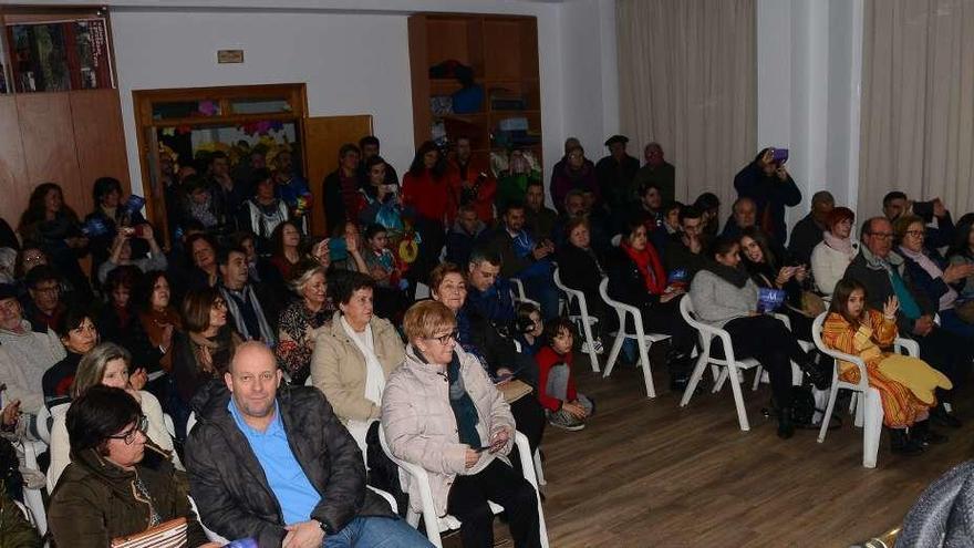 Público asistente al festival de comparsas en el centro cultural de Tirán. // G.N.