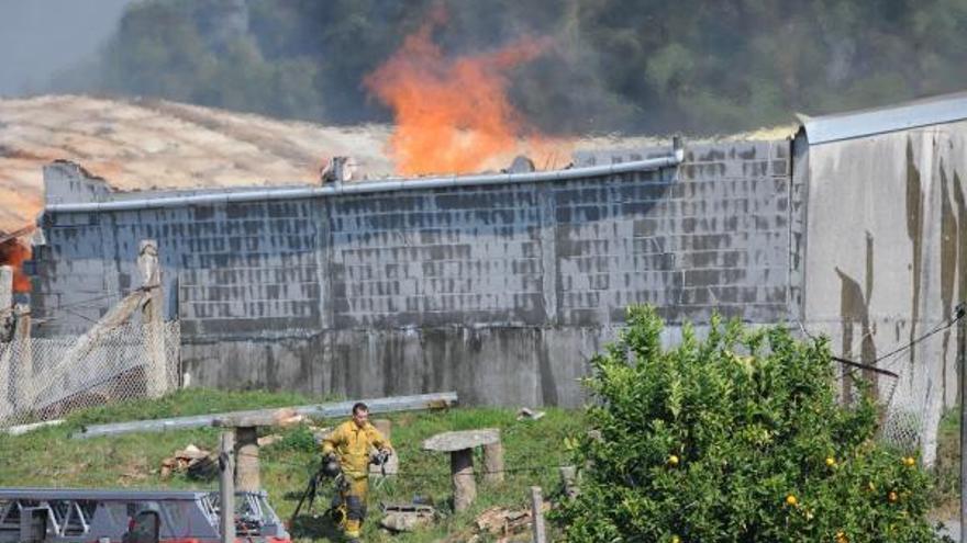 Incendio en la fábrica de puertas de Curro en 2012