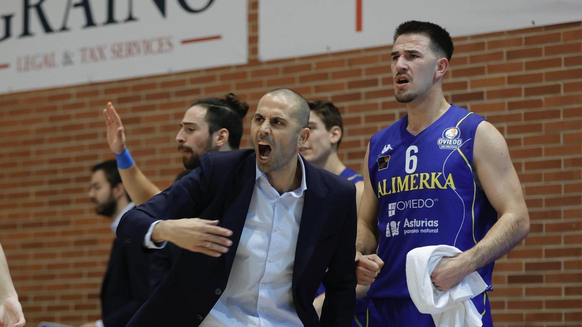 Francisco Amarante, a la derecha, junto a Javi Rodríguez en el partido del Oviedo Baloncesto ante el Fuenlabrada