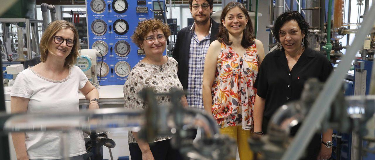 De izquierda a derecha, Sonia Loras, Paula Marzal, Rafael Ballesteros, Begoña Milian y Adela Mauri, en el laboratorio de la Universitat.