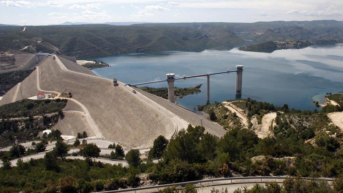 Una vista de la presa de Tous, con la carretera que corona el dique del embalse, en una imagen de archivo.