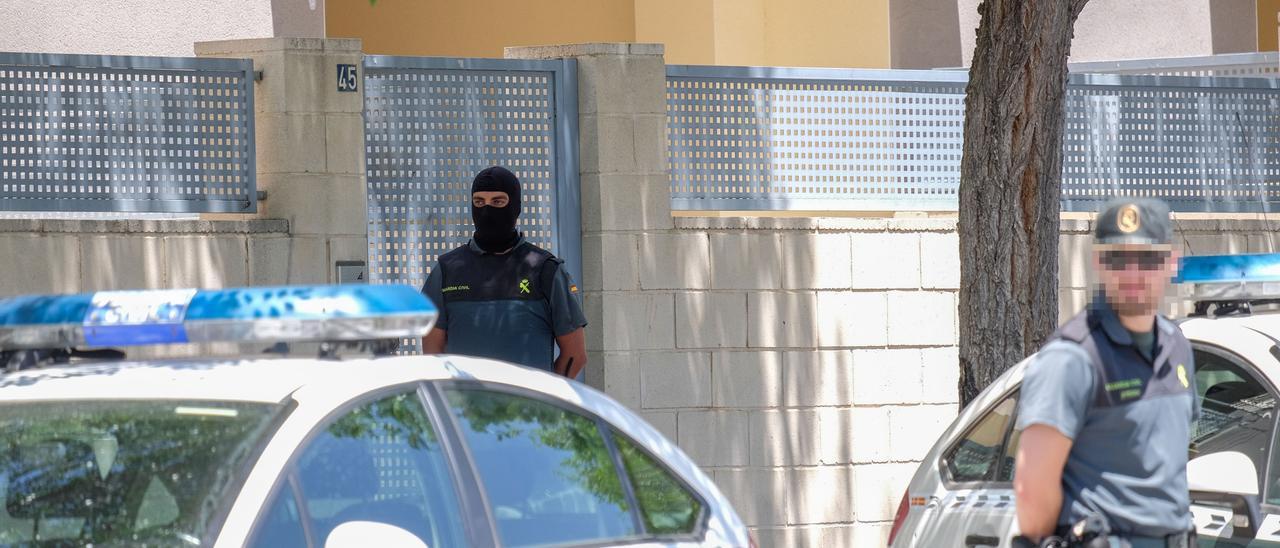 Agentes de la Guardia Civil en el barrio de El Poblao.