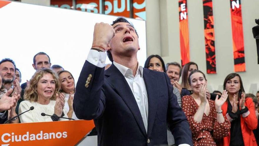 Rivera gesticula en su comparecencia de ayer en la sede de Cs para anunciar su dimisión al frente del partido. // Efe