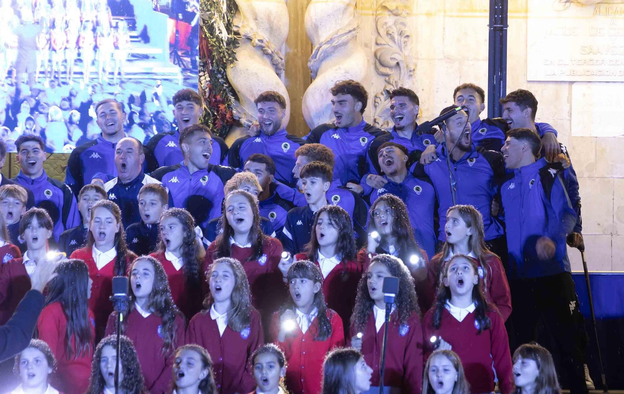 El Hércules interpreta el tradicional villancico junto al coro de los Jesuitas en la plaza del Ayuntamiento de Alicante.