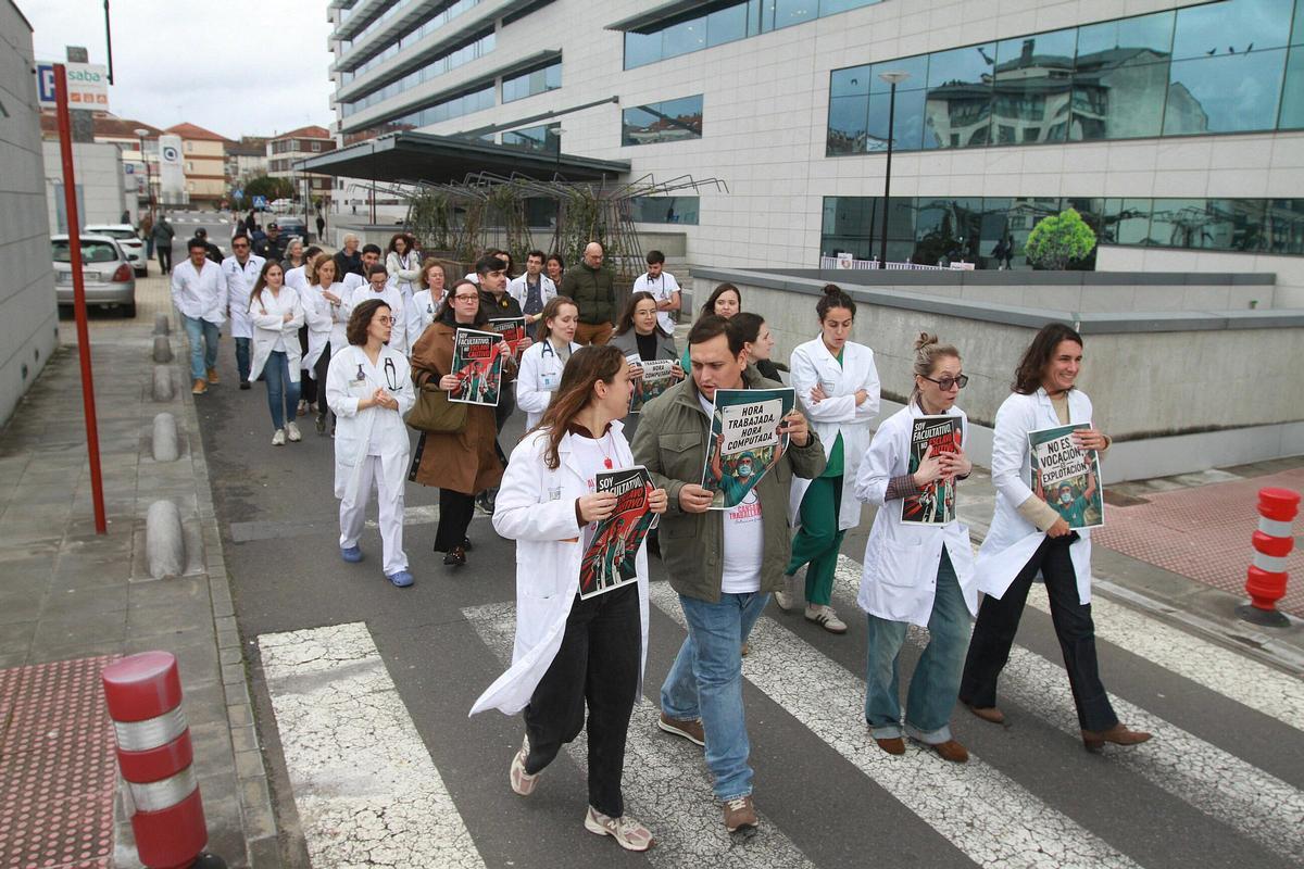 Los médicos marcharon en Ourense alrededor del complejo hospitalario, en una acción que se repetirá este jueves y viernes.