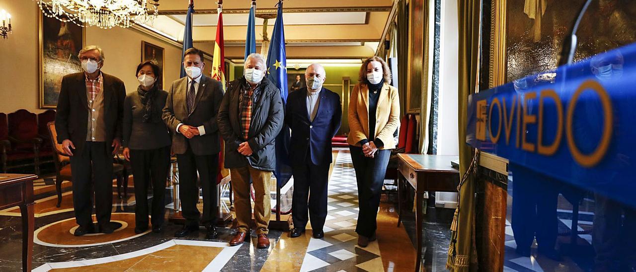 Desde la izquierda, Jorge Hevia, Yayoi Kawamura, Alfredo Canteli, Ángel de la Fuente, Juan José Tuñón y Otilia Requejo, ayer, en el Ayuntamiento. | L. Murias