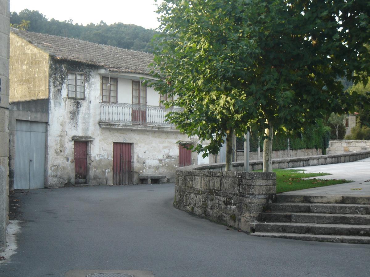 Antiga Casa da Taberna nunha foto recente e escaleira, hoxe desaparecida, que comunicaba o adro baixo con ela.