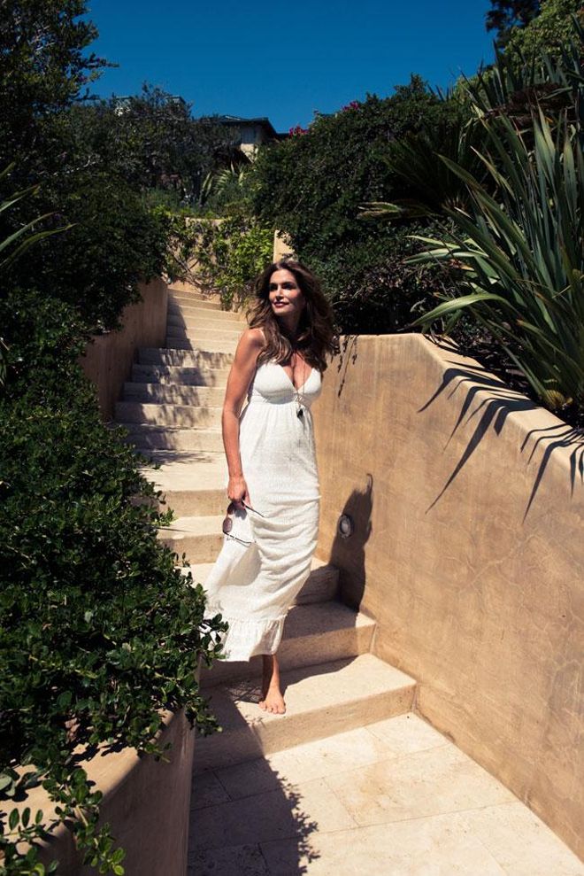 Cindy Crawford con vestido blanco