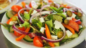 La receta de ensalada más fácil y con pocas calorías: aguacate y tomate