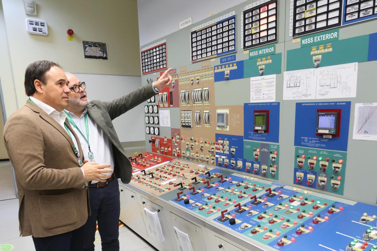 El 'president' Pérez Llorca, durante una visita a la central nuclear de Cofrentes, este lunes.