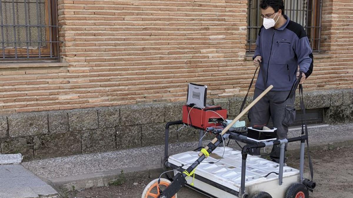 Un técnico con el georradar durante las mediciones. | J. A. G.