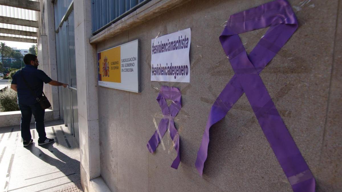 Lazos morados en la puerta de la Delegación del Gobierno en Córdoba.