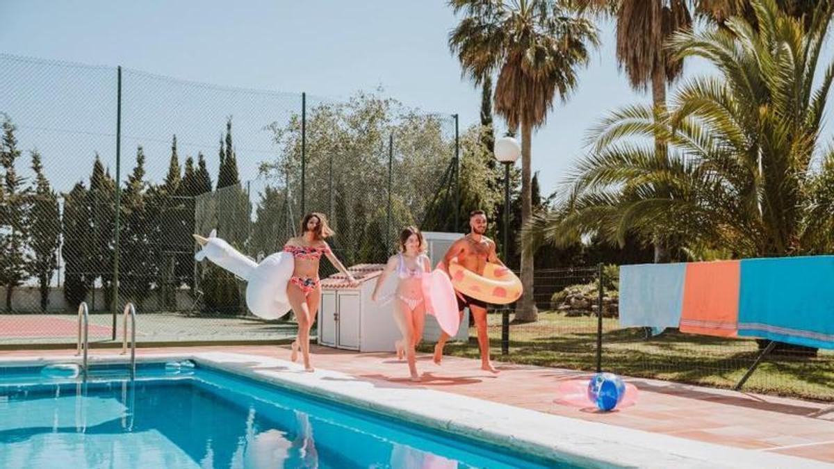 Qui puc portar a la piscina comunitària?