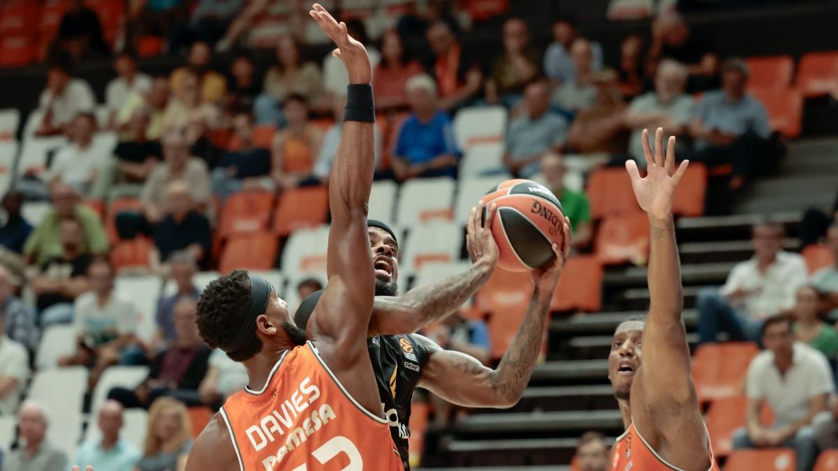 El jugador del Maccabi Lorenzo Brown entra a canasta ante Brandon Davies, del Valencia Basket