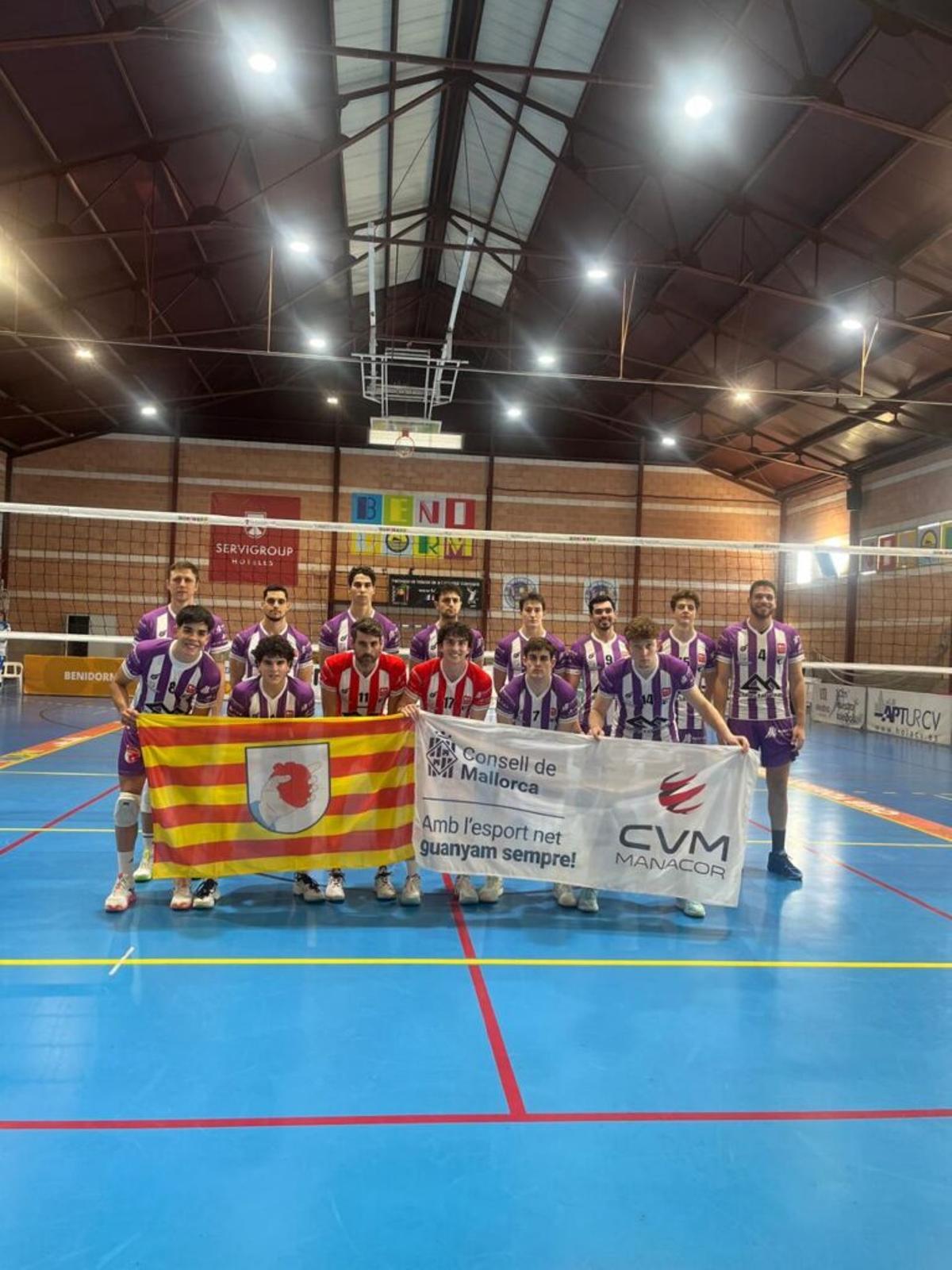 Los jugadores del ConectaBalear posan antes de su partido en Benidorm