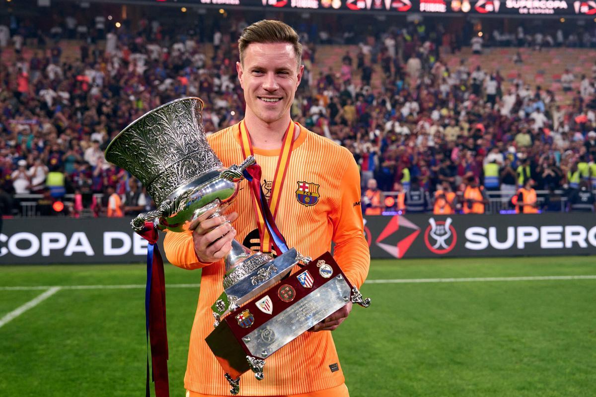 Ter Stegen posa con el trofeo de la Supercopa conquistado el pasado domingo en Arabia Saudí a costa del Madrid.